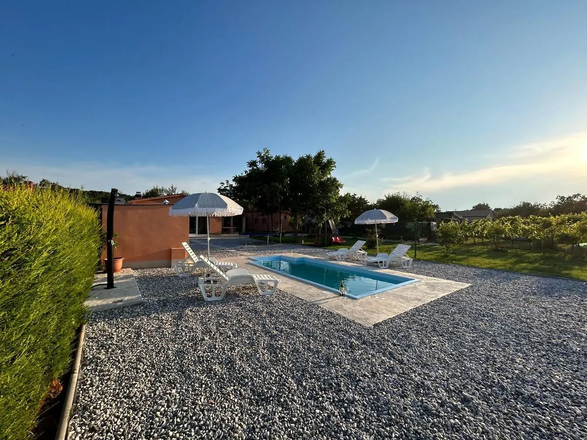 Dora House With Wifi And Outdoor Swimming Pool Vikendica Pula