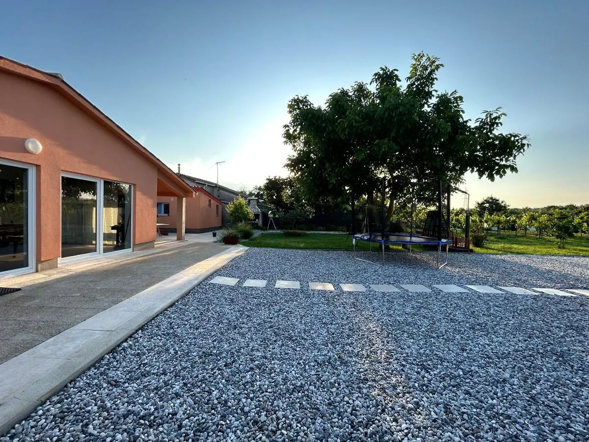 Holiday home Dora House With Wifi And Outdoor Swimming Pool Villa Pula